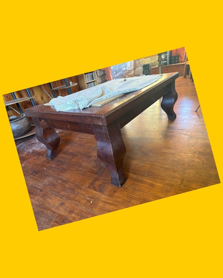 Mesa de centro de madera nativa de alerce y vidrio en la cubierta
