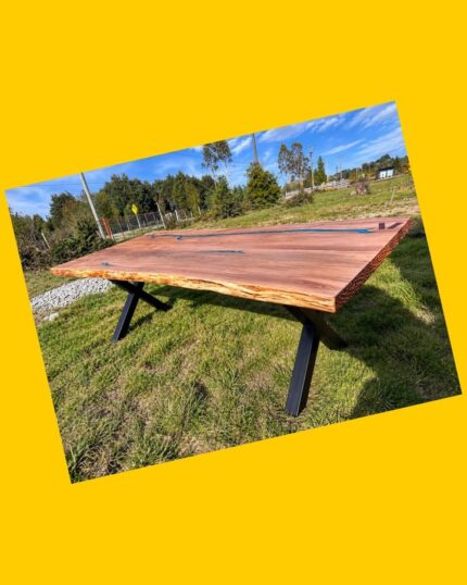 Mesa de comedor de mañío con detalles de resina epóxica y patas de fierro en X