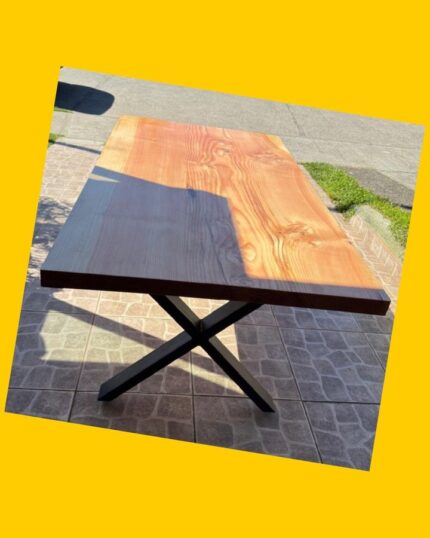 Mesa de madera de pino Oregón con patas de metal
