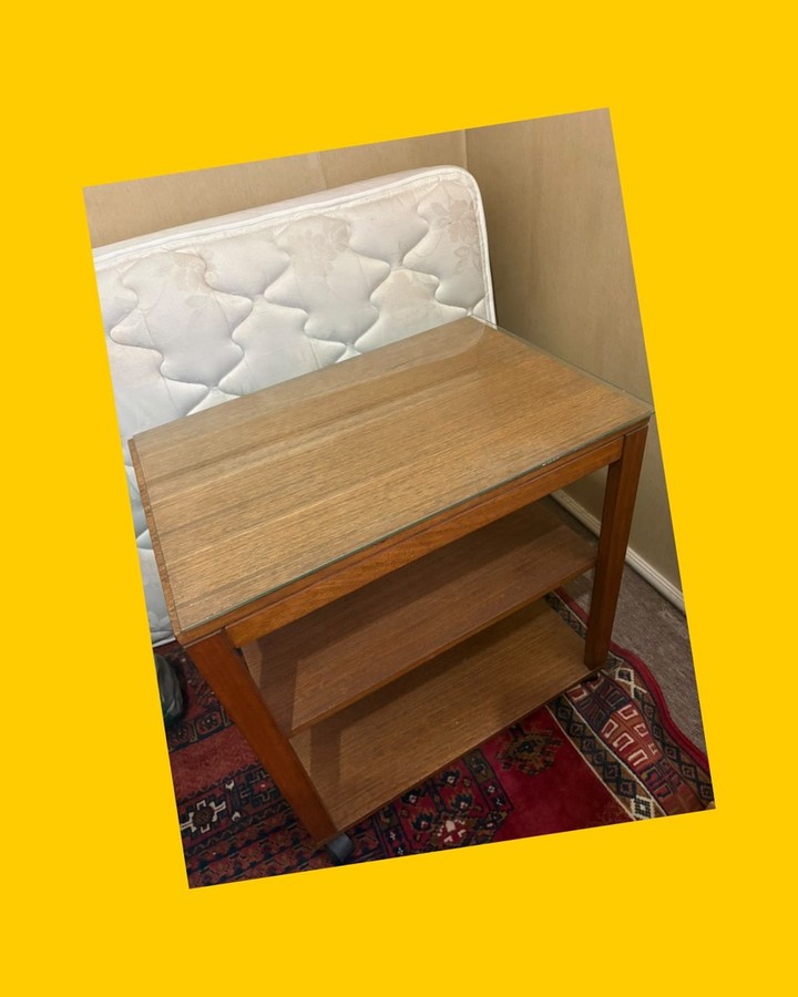Mesa de madera tipo rack con ruedas