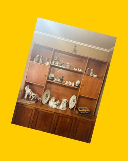 Mueble buffet de mañío con vitrina