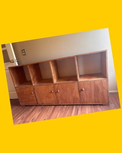 Mueble de madera con separadores