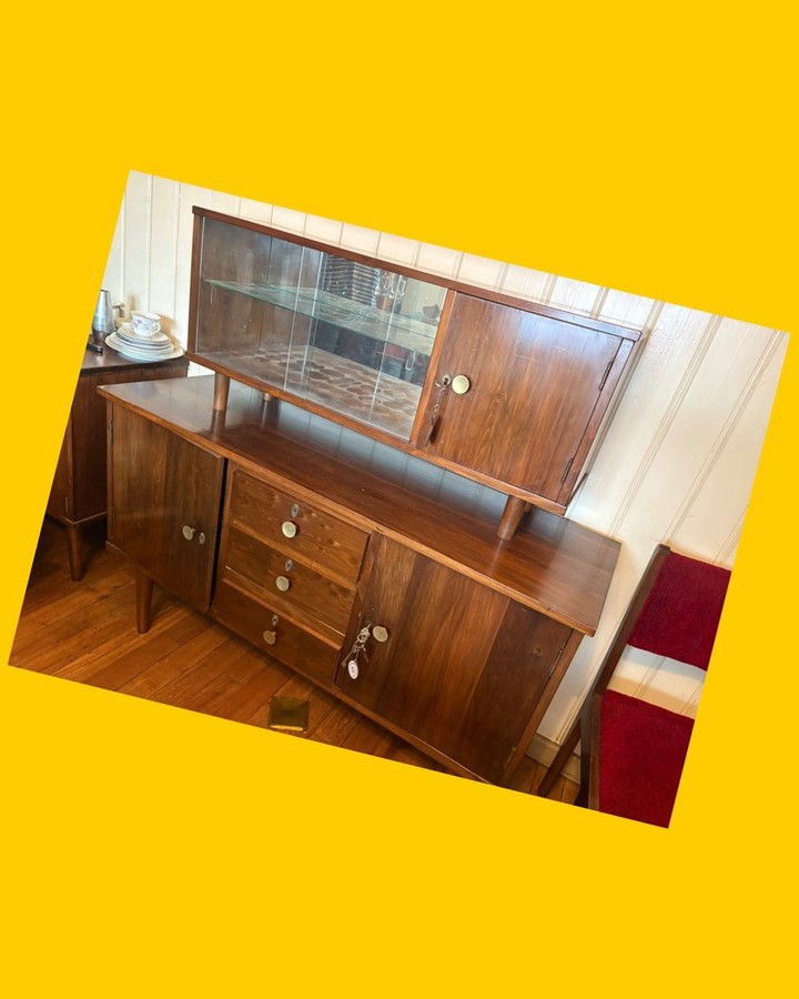 Mueble vitrina madera nativa de lingue