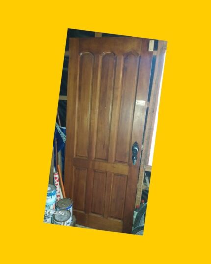 Puerta de mañío con chapa