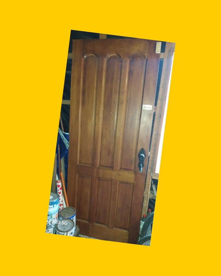 Puerta de mañío con chapa