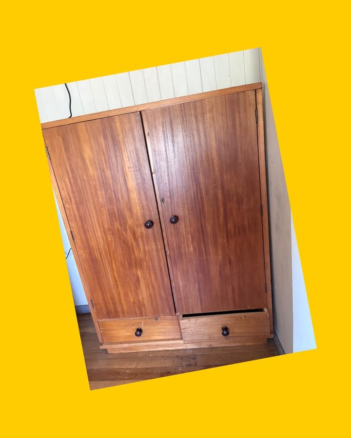 Ropero enchapado en madera nativa